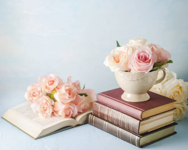 Flores Rosadas Artificiales Copa Vintage Con Libros Sobre Fondo Azul — Foto de Stock