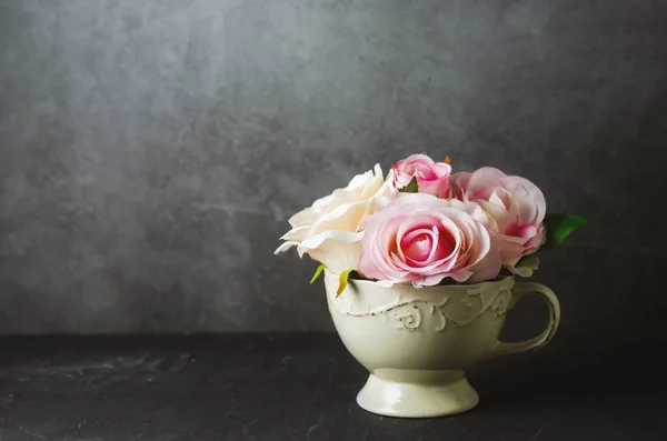 人工ピンクのバラの花でヴィンテージトーンでグランジの背景に — ストック写真