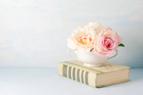 Flores Rosadas Artificiales Taza Blanca Con Libro Viejo Sobre Fondo — Foto de Stock