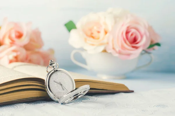 Primer Plano Del Reloj Bolsillo Plata Antigua Libro Abierto Con — Foto de Stock