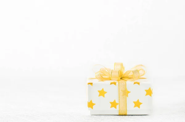 Fechar Caixa Gif Branco Com Padrão Estrela Dourada Laço Fita — Fotografia de Stock