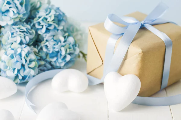 Close Brown Recycle Gift Box White Heart Blue Hydrangea Flowers — Stock Photo, Image