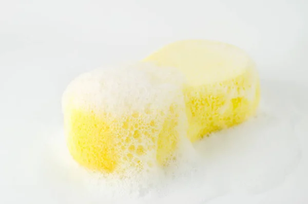 Nahaufnahme Eines Gelben Schwammes Mit Seifenlaugen Und Blasen Auf Weißem — Stockfoto