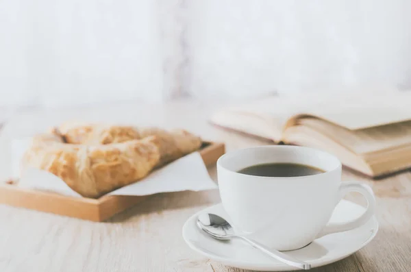 Närbild Vit Kaffekopp Med Croissant Träbord Med Vintage Och Vinjett — Stockfoto