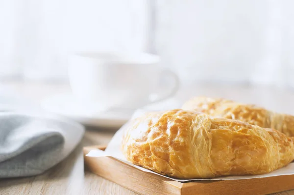 Närbild Croissant Med Kopp Kaffe Träbord Med Vintage Och Vinjett — Stockfoto