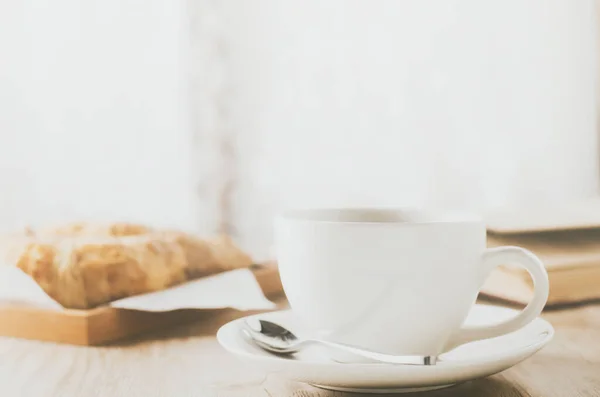 Närbild Vit Kaffekopp Med Croissant Träbord Med Vintage Och Vinjett — Stockfoto