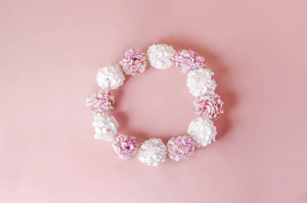 Pembe Pastel Arka Planda Yuvarlak Çerçeve Şekilli Ortanca Çiçeklerinin Beyaz — Stok fotoğraf