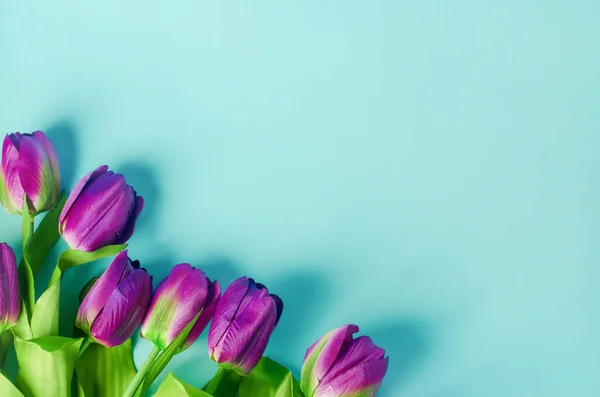 Sztuczny Fioletowy Bukiet Kwiatów Tulipan Jasnoniebieskim Tle — Zdjęcie stockowe