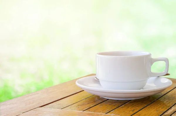 Tasse Kaffee Auf Holztisch Mit Grünem Licht Bokeh Hintergrund — Stockfoto