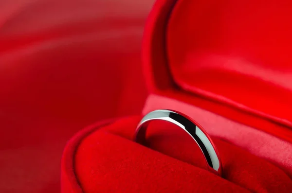 Zblízka Svatební Prsten Červeném Sametové Šperky Box Červeném Saténovém Pozadí — Stock fotografie