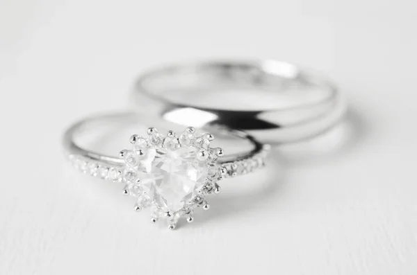 Gros Plan Couple Bague Diamant Mariage Sur Fond Blanc Bois — Photo