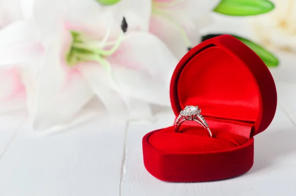 Detail Svatební Diamantový Prsten Červené Sametové Šperky Box Bílém Dřevěném — Stock fotografie