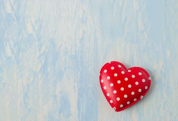 青いヴィンテージの木製の背景に白いポルカドットパターンで赤いレトロな心のクローズアップ バレンタインの背景 — ストック写真
