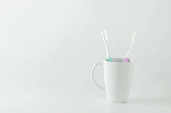 Groene Paarse Tandenborstel Met Witte Keramische Mok Witte Achtergrond — Stockfoto