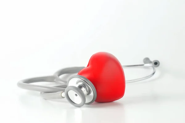 Închiderea Stetoscopului Inima Roșie Fundal Alb — Fotografie, imagine de stoc