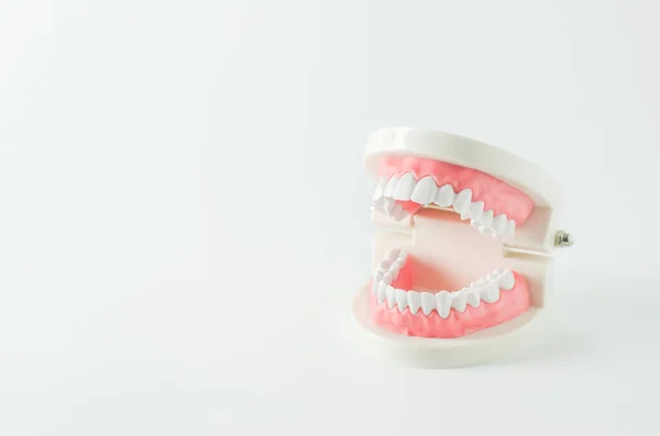 Close Dentes Brancos Modelo Com Chiclete Vermelha Sobre Fundo Branco — Fotografia de Stock