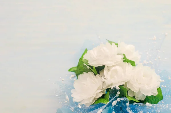 Nahaufnahme Eines Künstlichen Jasminblütenstraußes Mit Blauer Schleife Auf Weißem Und — Stockfoto