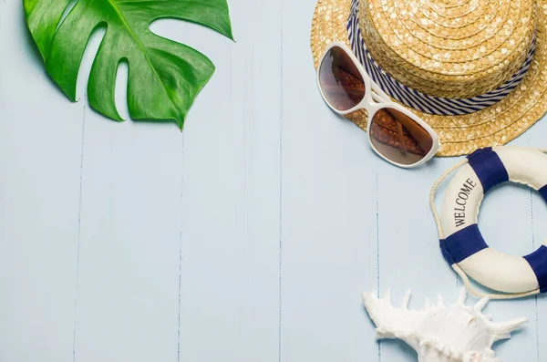 Sombrero Paja Con Gafas Sol Blancas Boya Salvavidas Concha Blanca — Foto de Stock