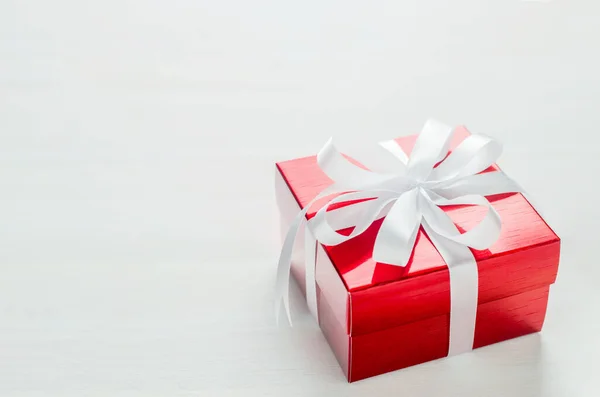 Nahaufnahme Von Rotem Geschenkkarton Mit Weißer Schleife Auf Weißem Hintergrund — Stockfoto