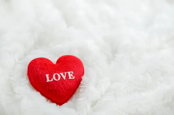 Κοντινό Πλάνο Της Κόκκινης Καρδιάς Λευκό Σχέδιο Αγάπης Λευκό Γούνινο — Φωτογραφία Αρχείου