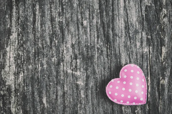 Pinkfarbenes Retro Herz Mit Weißem Tupfenmuster Auf Altem Holztisch Mit — Stockfoto