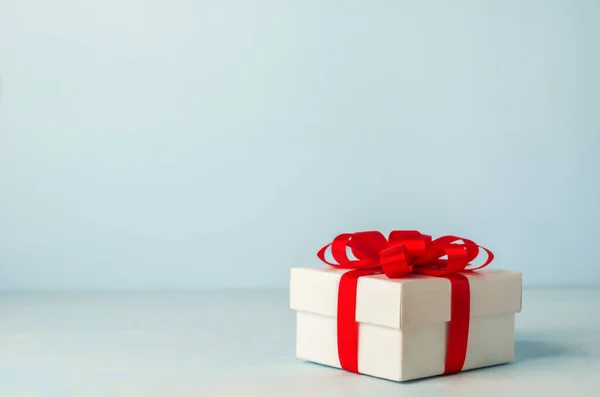 Caixa Presente Natal Branco Com Laço Fita Vermelha Fundo Azul — Fotografia de Stock