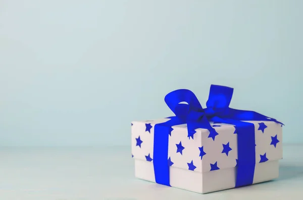 Caixa Presente Branco Com Padrão Estrela Azul Laço Fita Azul — Fotografia de Stock