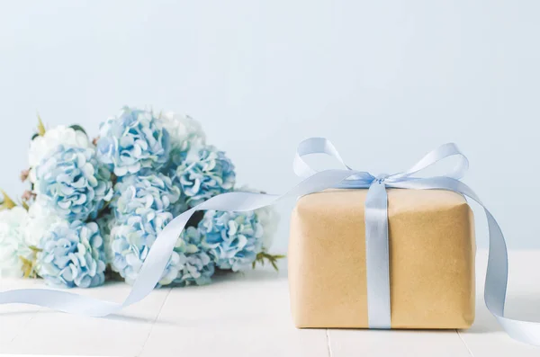 Caixa Presente Reciclagem Marrom Com Laço Fita Azul Flores Hortênsia — Fotografia de Stock