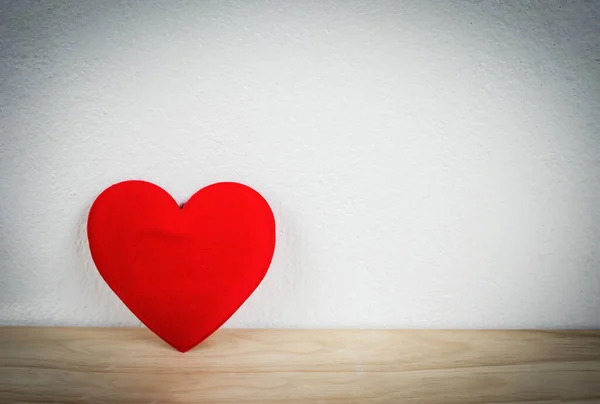 Corazón Rojo Sobre Mesa Madera Pared Blanca Con Tono Vintage — Foto de Stock