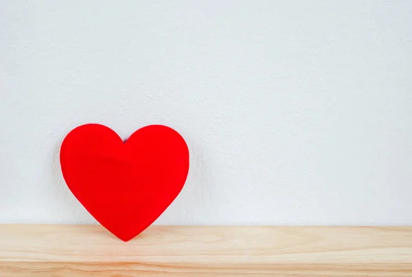 Corazón Rojo Sobre Mesa Madera Pared Blanca Con Suave Tono —  Fotos de Stock