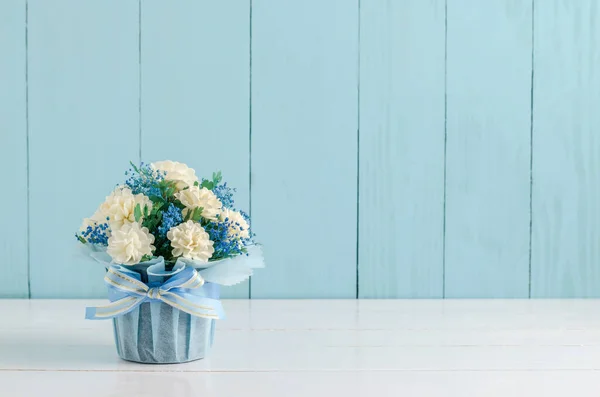白と青の木の背景に青いリボンの弓を持つ美しいジャスミンの花の花束 ジャスミンはタイの母の日のシンボルです — ストック写真