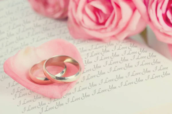 Gouden Ringen Roze Rozenblaadje Met Roze Roos Bloemboeket Open Boek — Stockfoto