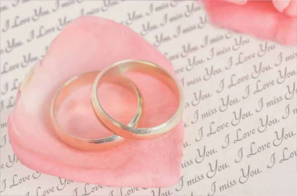 Anillos Oro Pétalo Rosa Rosa Con Mensaje Amor Rosa Flor — Foto de Stock