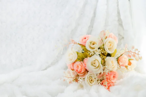 Цветной Пастель Искусственная Розовая Роза Свадебный Букет Белом Фоне Меха — стоковое фото