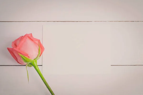Carte Vœux Vierge Avec Fleur Rose Sur Fond Bois Blanc — Photo