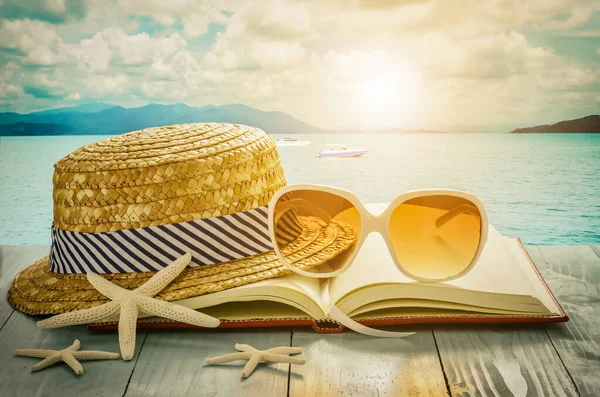 Παραλία Έννοια Γυαλιά Ηλίου Ανοιχτό Σημειωματάριο Κοχύλια Και Ψάθινο Καπέλο — Φωτογραφία Αρχείου