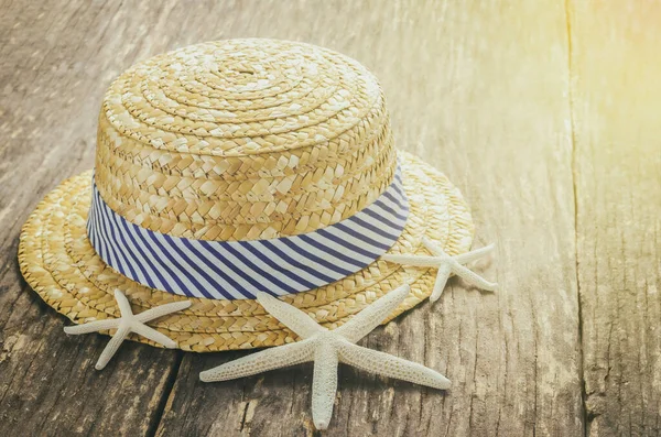 Концепция Пляжа Соломенная Шляпа Белой Синей Полосками Деревянном Столе Морскими — стоковое фото