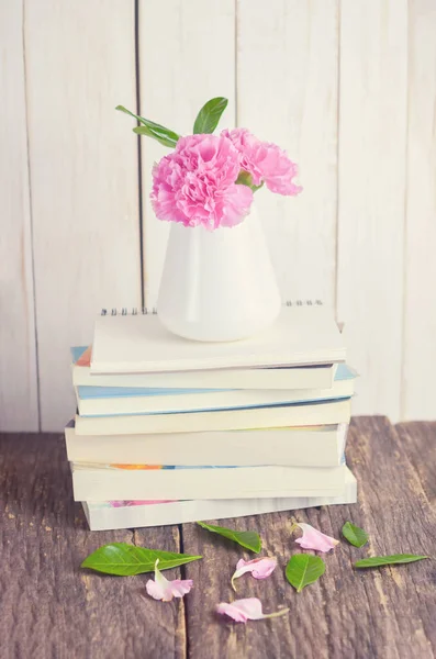 Rózsaszín Pasztell Szegfű Virágok Fehér Vázában Halom Könyvet Asztalra Puha — Stock Fotó
