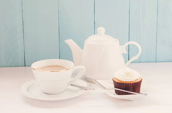 Hora Del Magdalena Vainilla Con Taza Con Leche Tetera Blanca —  Fotos de Stock