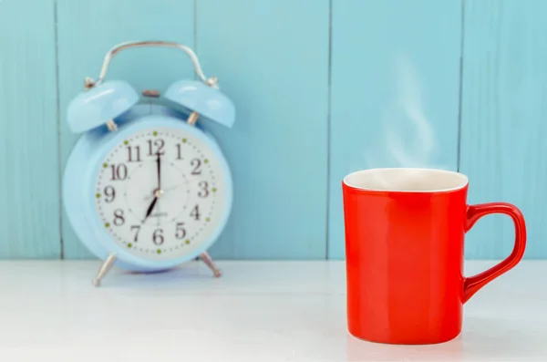 Rote Kaffeetasse Mit Heißem Dampf Und Blauem Vintage Wecker Auf — Stockfoto