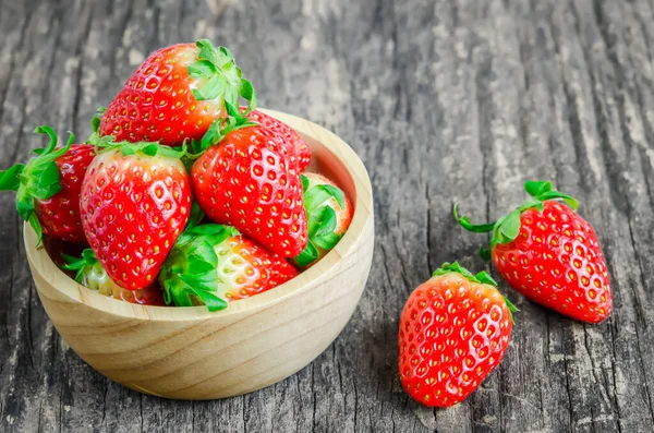 Red Strawberries Brown Wooden Bowl Old Wooden Table — Stock Photo, Image