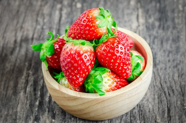 Red Strawberries Brown Wooden Bowl Old Wooden Table — Stock Photo, Image