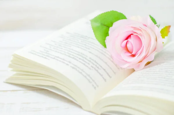 Rosa Artificial Pastel Libro Abierto Sobre Mesa Madera Blanca Con — Foto de Stock