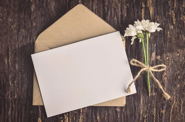 Tomma Vita Gratulationskort Med Brunt Kuvert Och Vissna Mamma Blommor — Stockfoto