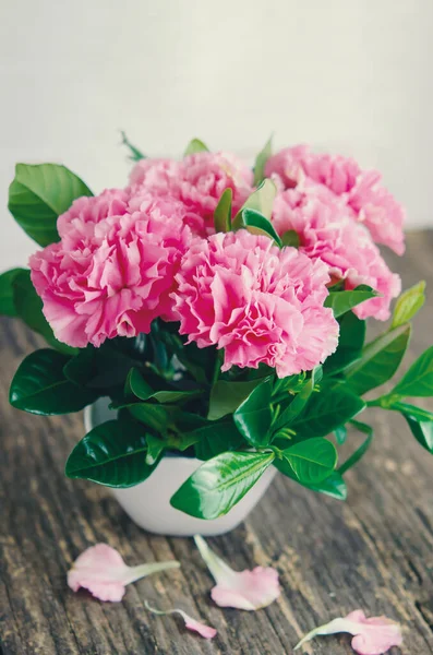 Nahaufnahme Von Rosa Nelkenblüten Auf Holztisch Mit Vintage Ton lizenzfreie Stockbilder