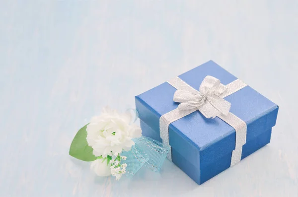 在泰国 蓝带蝴蝶结的蓝色礼品盒与蓝带蝴蝶结的茉莉花束紧密相连 茉莉花是母亲节的象征 图库图片