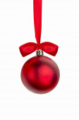 Červené vánoční míč s červenou stuhou visí izolát na bílém pozadí s výstřižkem cesta, Vánoční pozadí
