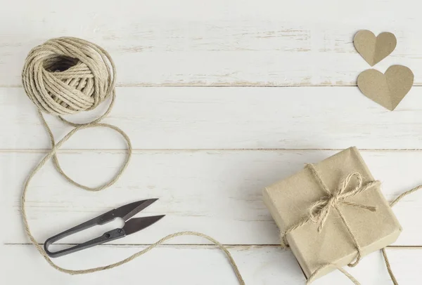 Handgemaakte Geschenkdoos Met Bruin Touw Hart Teken Houten Tafel Met — Stockfoto