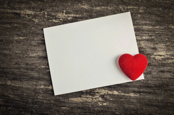 木桌上有红心的空白白色贺卡 带有古老而活泼的色调 情人节和爱的概念 — 图库照片