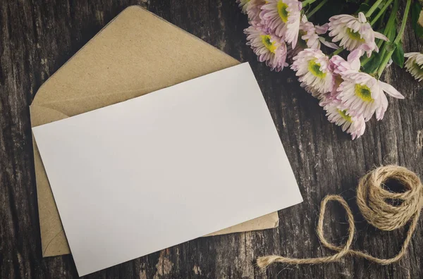 Tomma Gratulationskort Med Brunt Kuvert Och Vit Mamma Blomma Träbord — Stockfoto